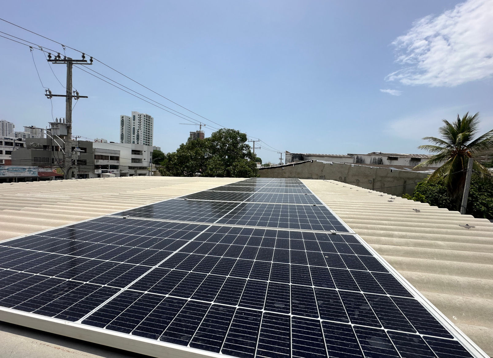 Paneles solares en techo comercial - Solaritas